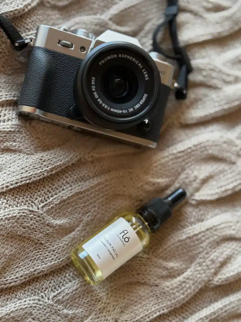 Sérum facial botânico Flô em composição com elementos naturais